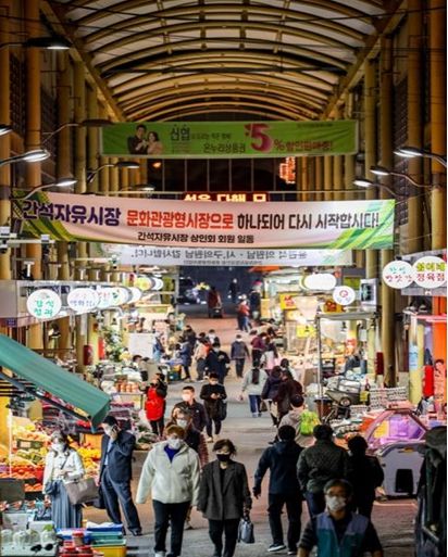 지난해 간석자유시장은 ‘레트로 감성’의 테마 거리를 조성하고 노맥축제 등을 통해 방문객 수를 대폭 증가시켰다