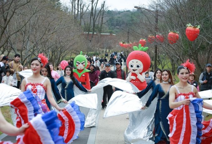 ‘2025 논산딸기축제 거리퍼레이드’ 함께 어울리고, 함께 만들어가는 세계적 축제로