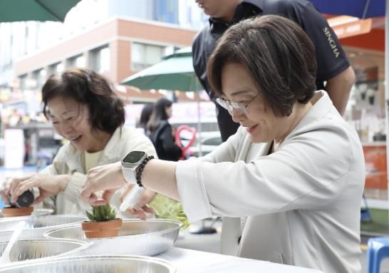 박희영 용산구청장 지난해 10월 순헌황귀비길 골목상권 축제 방문
