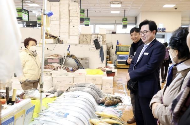 박일하 구청장이 지난 2023년 2월 노량진수산시장을 방문해 상인들의 애로사항을 청취하고 있다