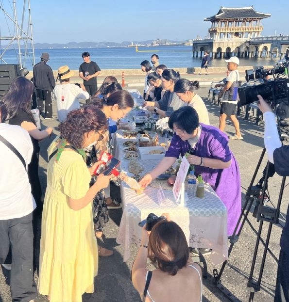 지난 5일 영일대 해상누각 광장에서 열린 제11회 야심만만 식도락 축제 현장에서 ‘포항시 시그니처 디저트 식품 공모전’ 참여 디저트에 대한 전문가 평가를 하고 있다.