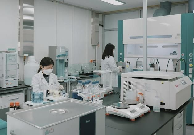 내려받기기업혁신과-성남식품연구개발지원센터 소속 연구원들이 식품분석을 하고 있다